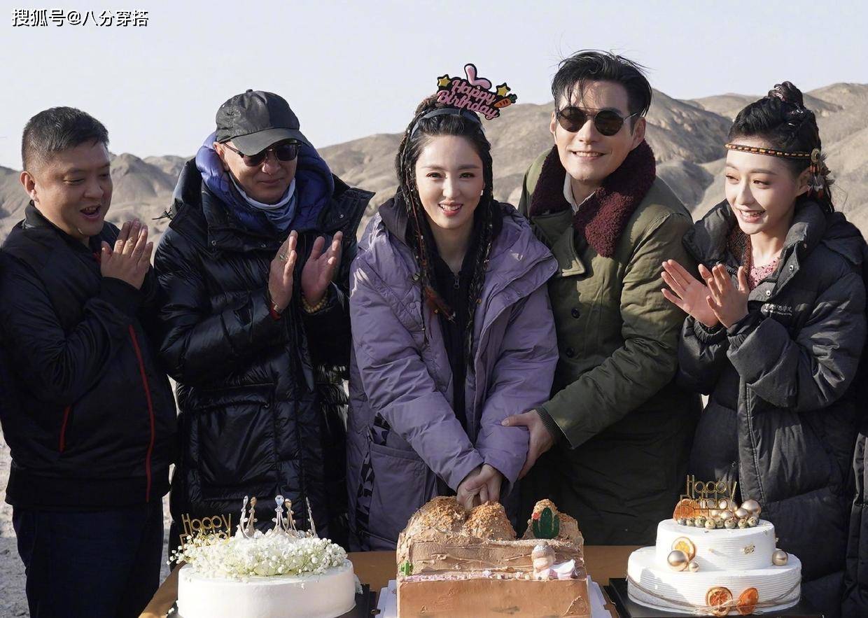 设计 董璇穿黑色修身连衣裙,蕾丝与丝绒交叠优雅精致,盘发造型更高贵