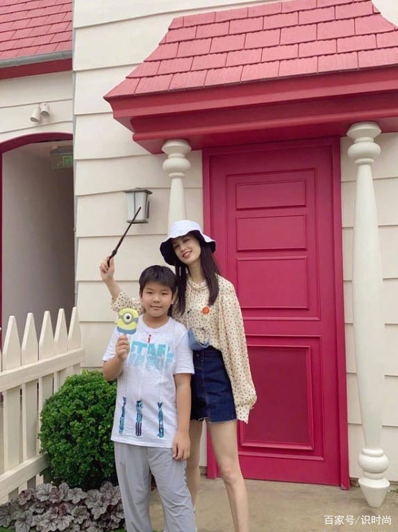 设计 黄圣依穿超短裤拍亲子照,9岁儿子快跟妈妈高,母子合照像俩姐弟