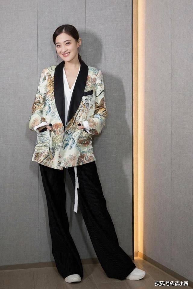 设计 梅婷在国外真会穿，穿黑白花纹外套凹造型，扑面而来的高级感！