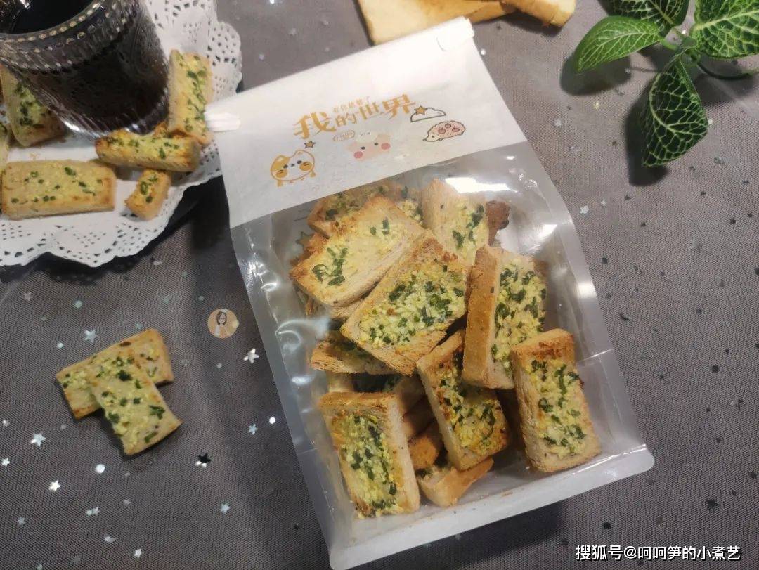 葱花|蒜香面包片,西餐厅的餐前小点心,在家也能做,酥脆掉渣真好吃