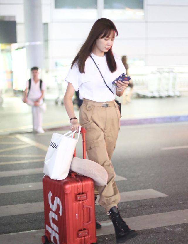 黑色 沈梦辰虽然长得挺甜，但穿着一身黑照样帅气得很，工装裤真显腿长