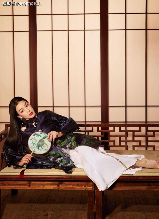 身材 钟丽缇减龄有一套！卫衣搭帅气工装裤走机场真休闲，活力满满