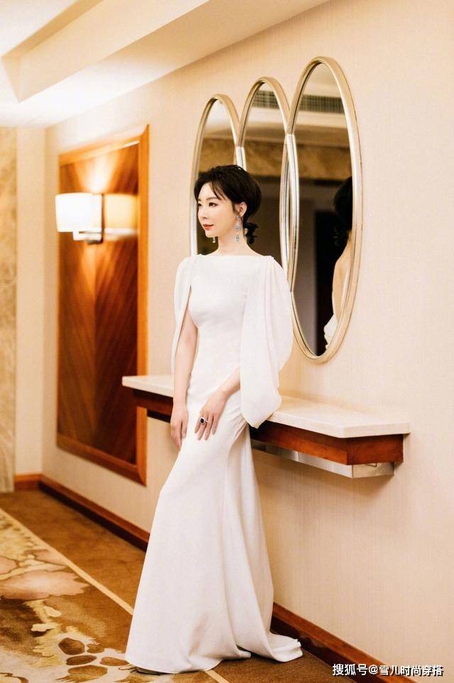 高跟鞋 陈数秀身材只是蜻蜓点水！穿一条黑色露肩礼服裙，温婉知性