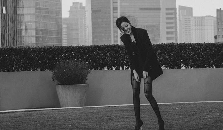 新造型 给辛芷蕾新造型打100分!穿西装搭挂脖裙和黑丝,当姑姑后变性感