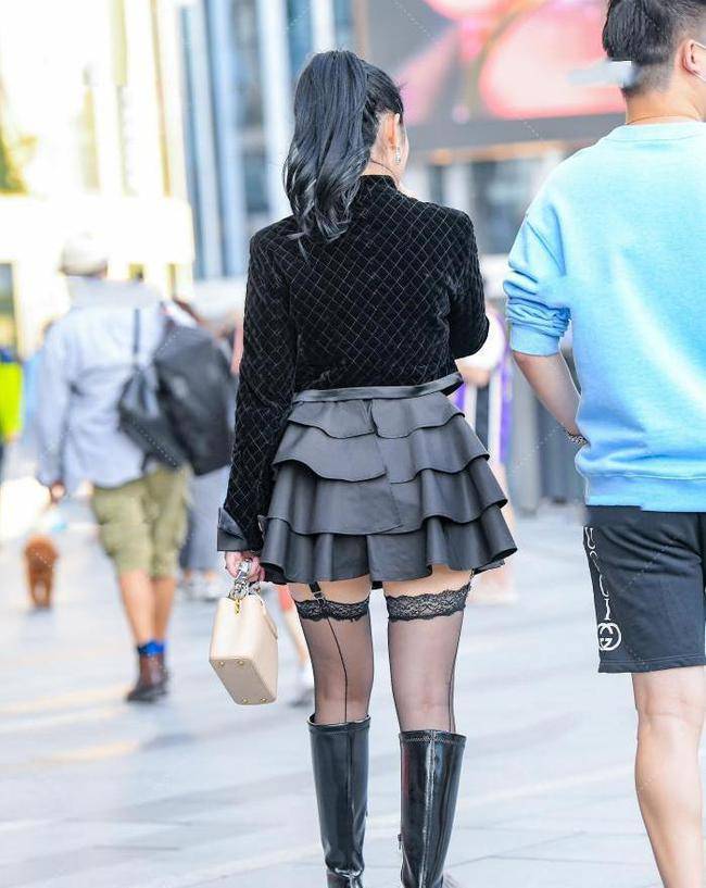 黑色 黑色长靴搭配蓬蓬裙，甜美可爱