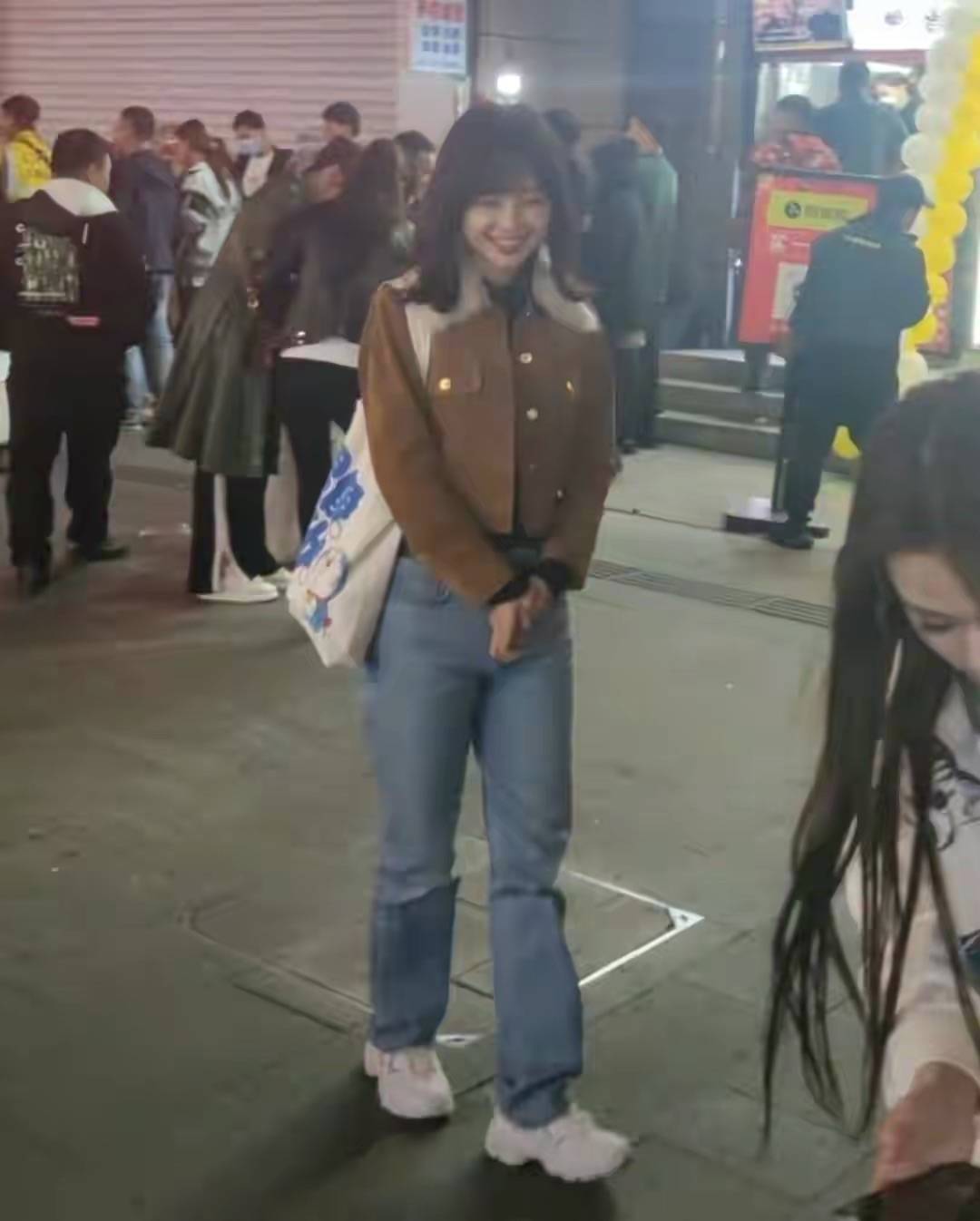 身材 王冰冰穿身运动装被拍，腰是真细啊，就是95斤身材的腿正常粗！