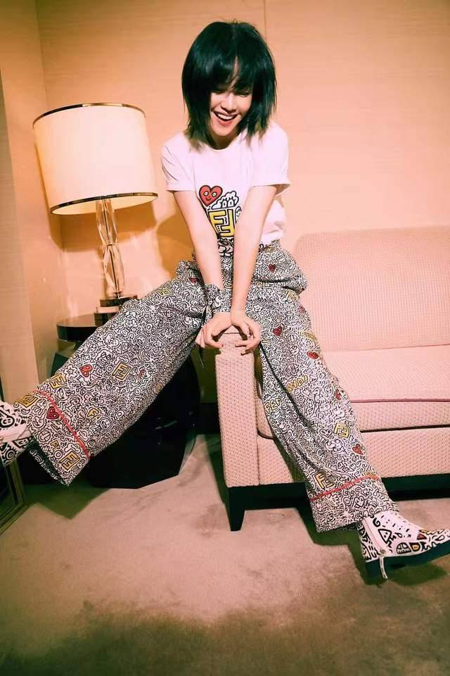 显得 谭卓穿出女人味！紫色长裙展现完美身材，明媚又温柔