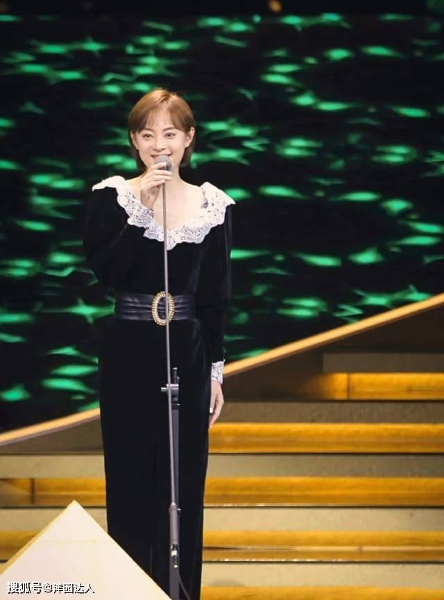 黑色 孙俪时尚大片来袭,黑色无袖针织裙搭白色手套,极具野性之美