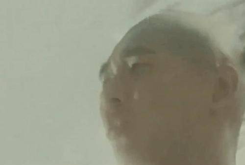 显得 赵文卓不愧是“最帅法海”，穿红T恤配黑中裤，尽显成熟硬汉身材