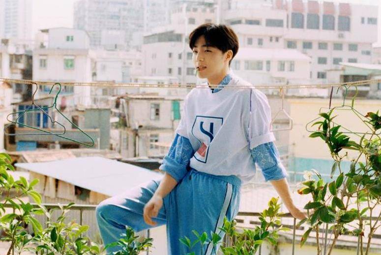 阳光 陈立农全新造型来袭，仅靠一件T恤，居然就轻松搭出高级感！