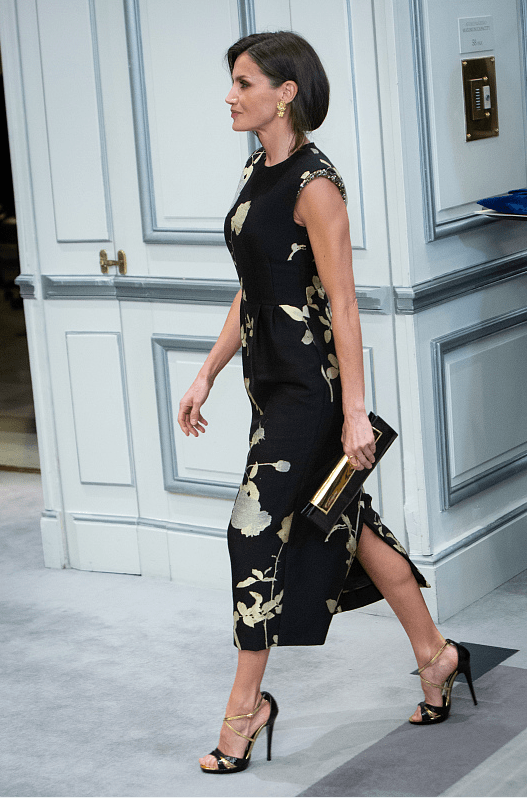 显得 别再说印花裙土了，西班牙王后穿起来优雅又时髦，看着一点都不丑