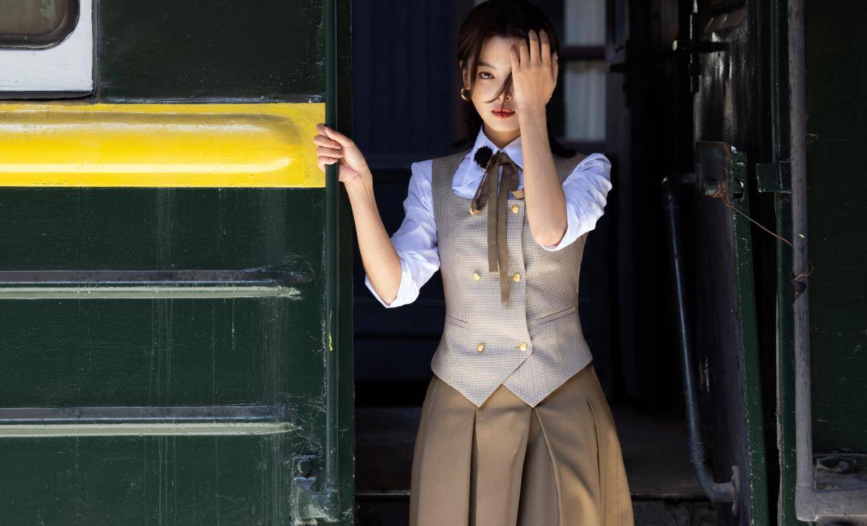 新造型 给辛芷蕾新造型打100分！穿西装搭挂脖裙和黑丝，当姑姑后变性感