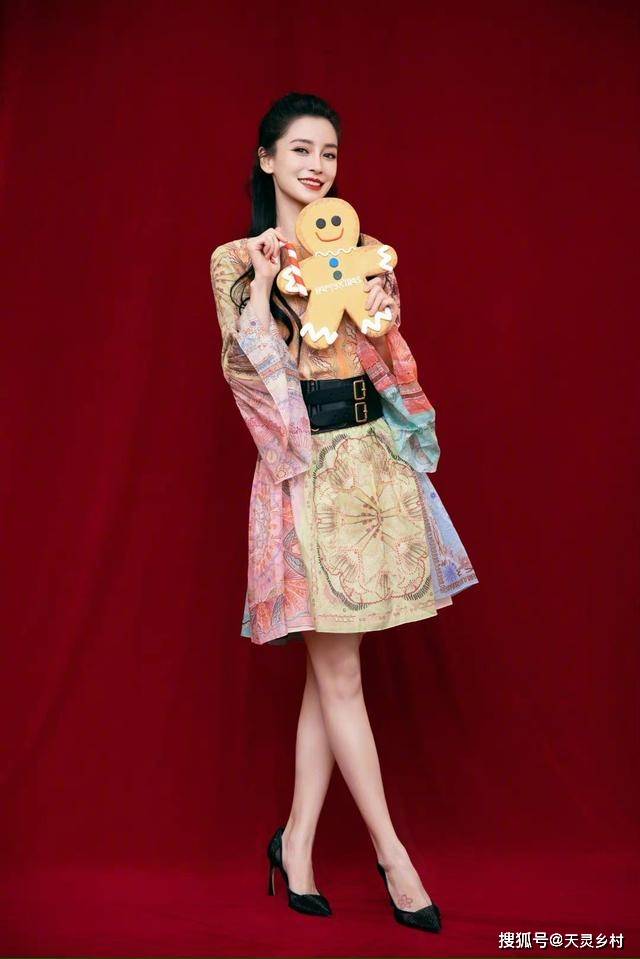 黑色 杨颖,“万花筒”连衣裙配黑色腰带,甜美又显身材