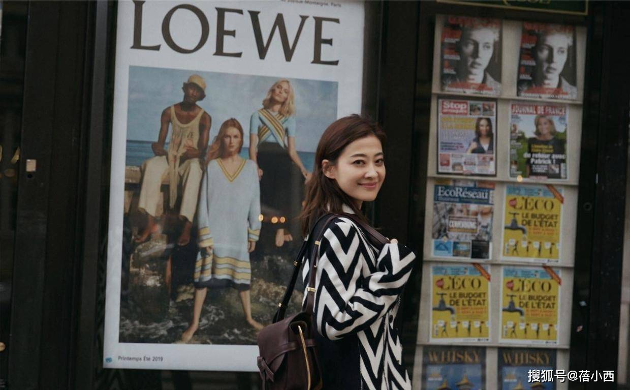 设计 梅婷在国外真会穿，穿黑白花纹外套凹造型，扑面而来的高级感！