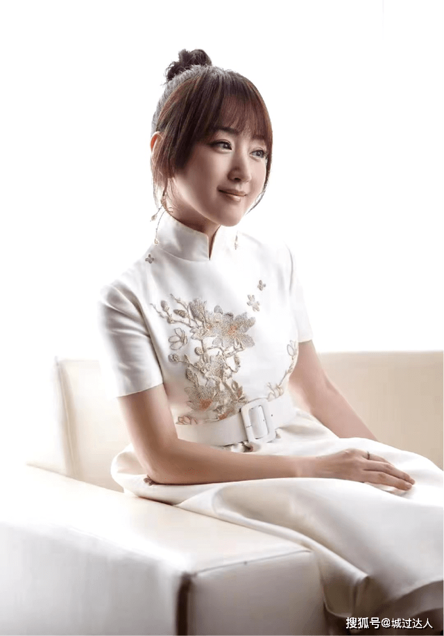 设计 杨钰莹气质绝佳，蓝色羽绒服搭半身裙，原来选对色彩这么减龄