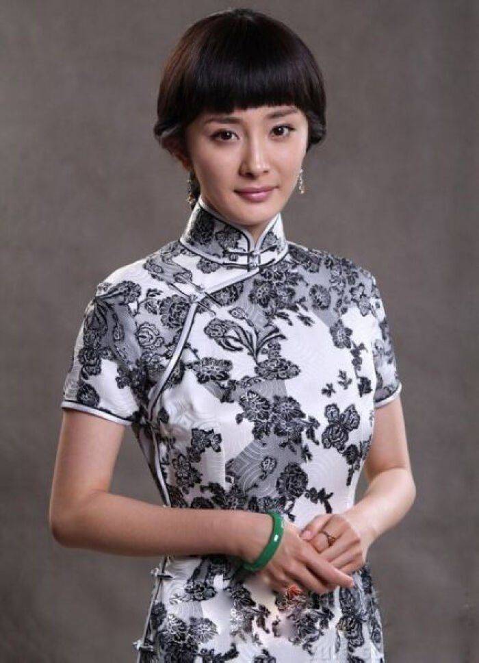 周冬雨 女星旗袍造型：唐嫣冷艳，周冬雨温婉，赵丽颖气质大变