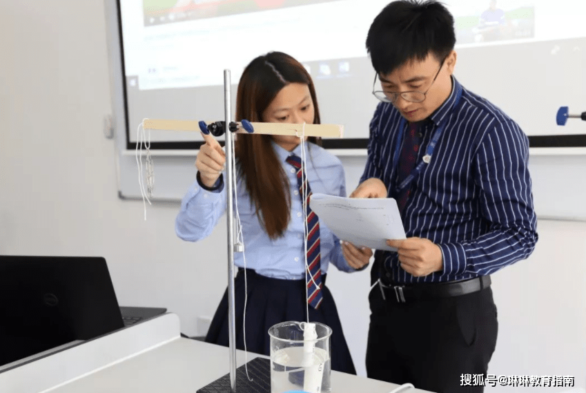 中学物理老师 将物理课上成了 武术课 指导女生 单掌劈砖 知识
