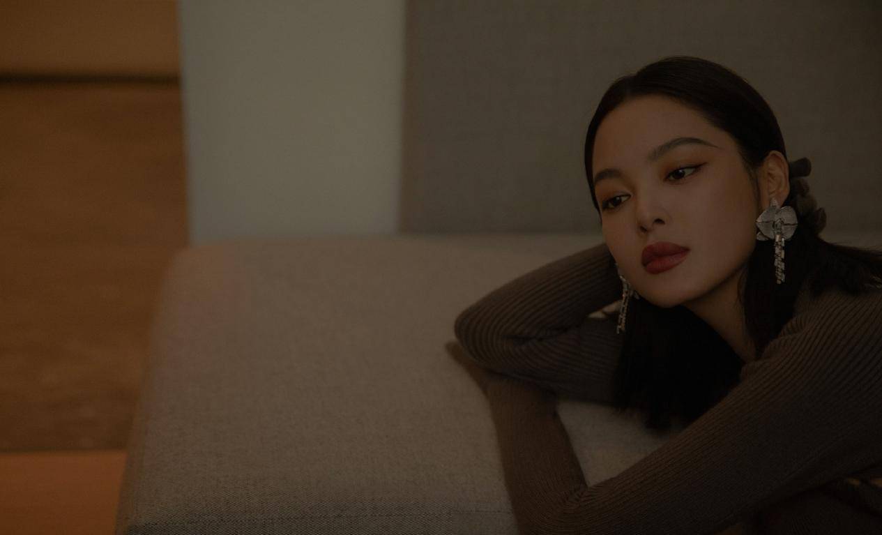 新造型 给辛芷蕾新造型打100分!穿西装搭挂脖裙和黑丝,当姑姑后变性感