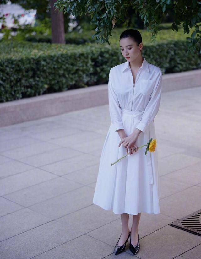 宋佳 宋佳穿搭接地气，白色连衣裙简约优雅，造型干净清爽还抢眼