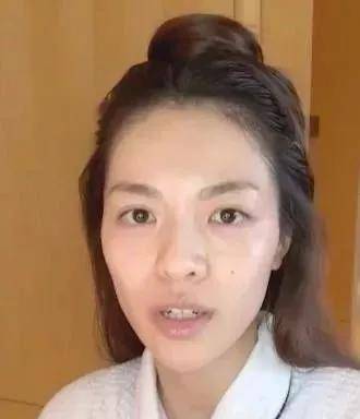 钟楚曦“妆感美人”的烦恼：戚薇素颜没气质，钟楚曦淡妆撞脸萧敬腾