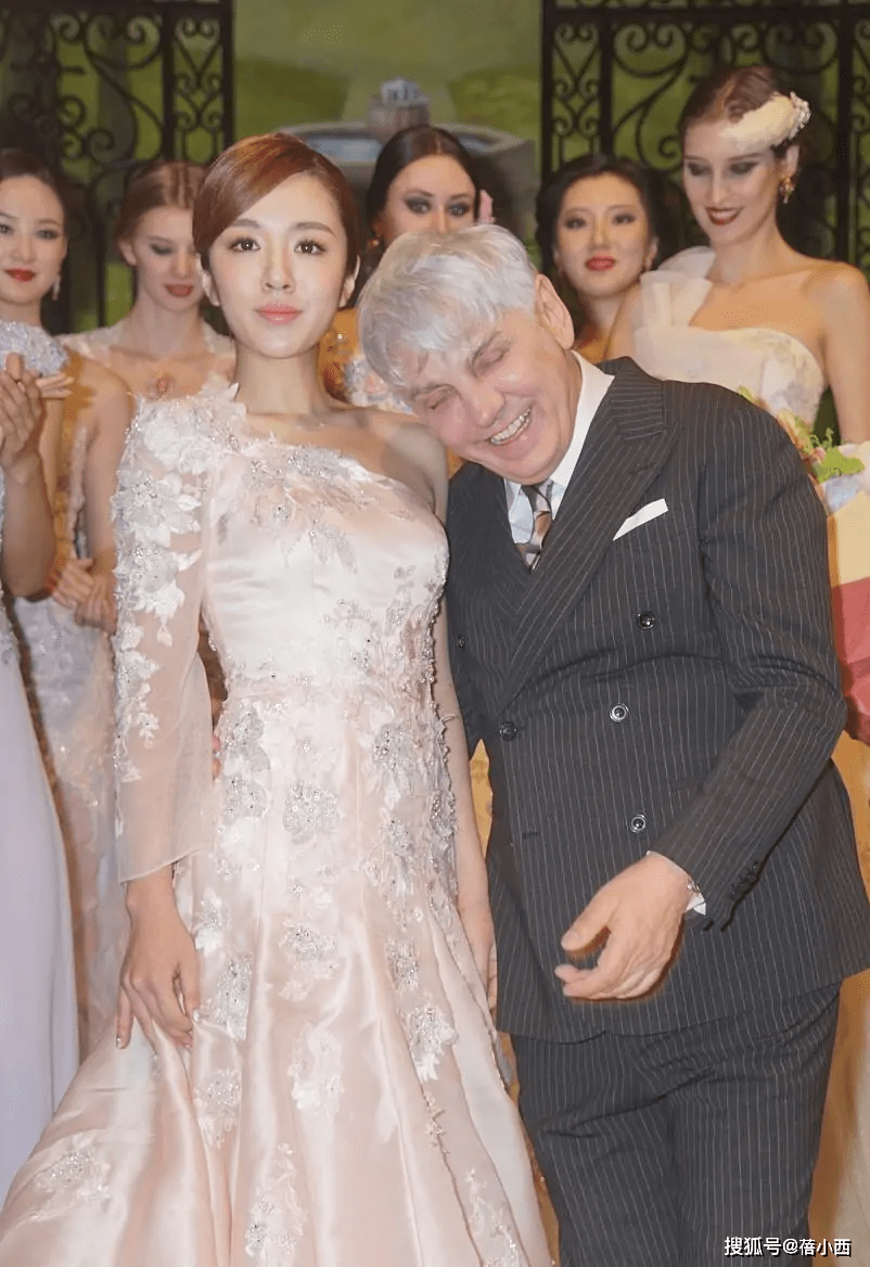 魅力 王晓晨的“饱满身材”真馋人，穿粉色斜肩裙，和老外同框美得惊艳