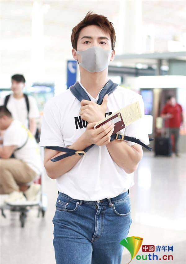 双肩包 马天宇穿白T配牛仔裤青春阳光似不受争议影响