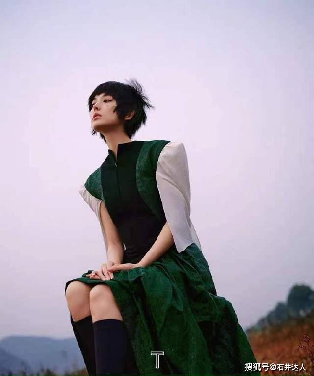 黑色 不一样的娜扎!复古长裙短发配点痣妆,美得“直击”人心