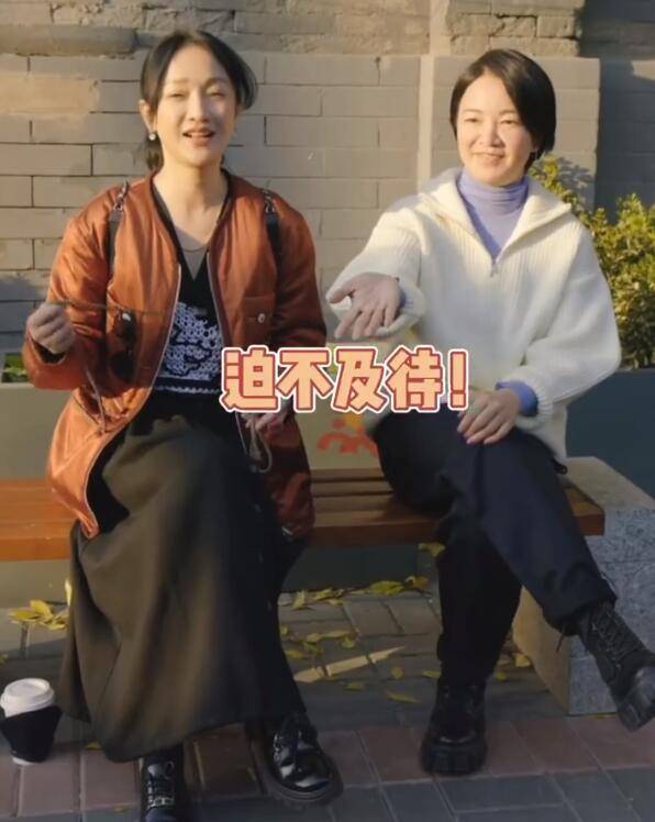 状态 周迅街头喝豆汁，穿圆领夹克配半身裙打扮简约，表情淡定不为所动