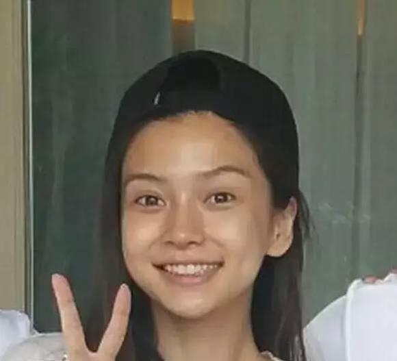 钟楚曦“妆感美人”的烦恼：戚薇素颜没气质，钟楚曦淡妆撞脸萧敬腾