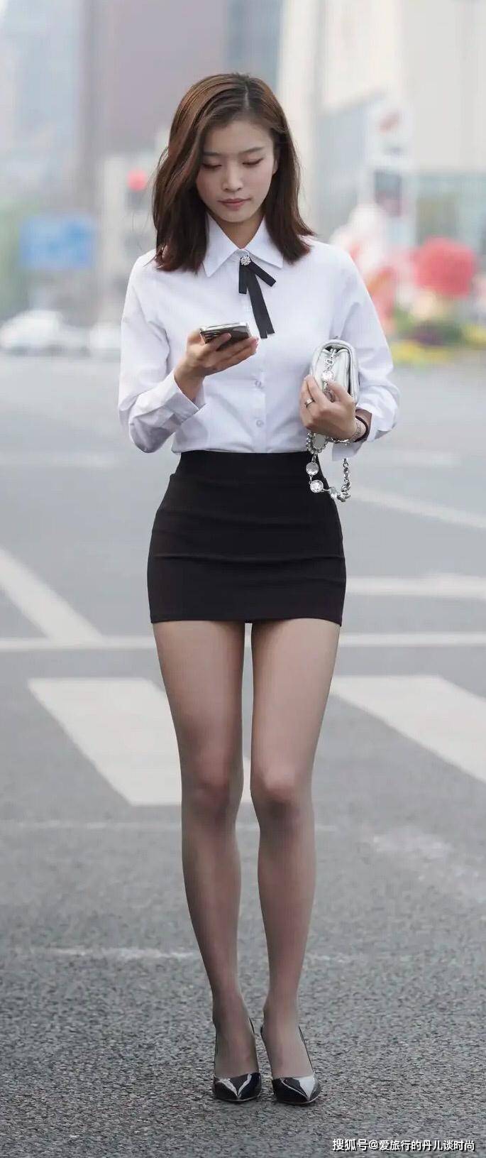 职业 小姐姐一身黑白职业穿搭，干练优雅，气质满满