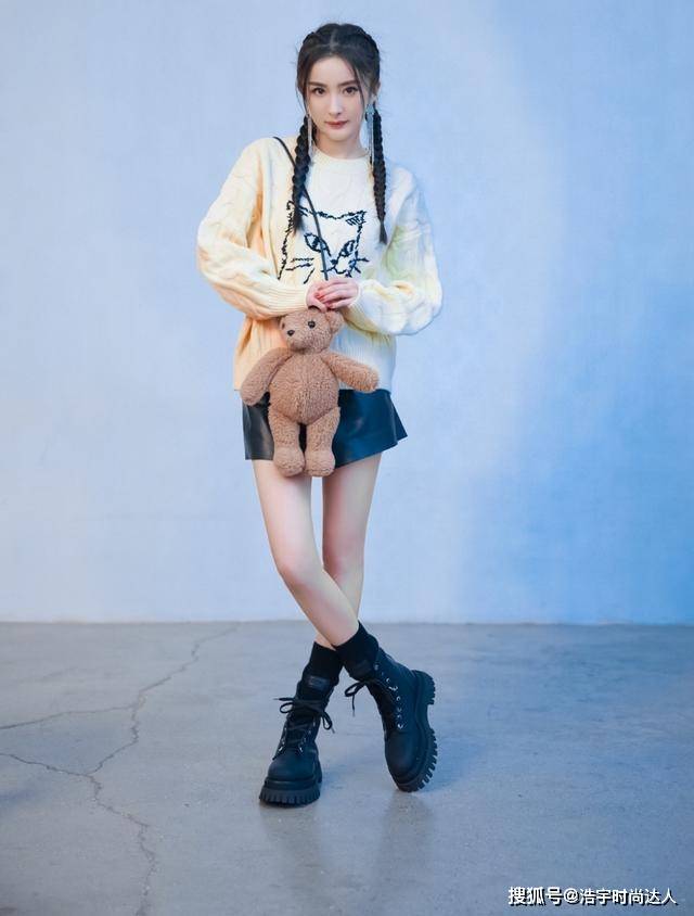 气息 杨幂时尚功底不一般！穿白衬衫系领带，用马丁靴完美秀腿长