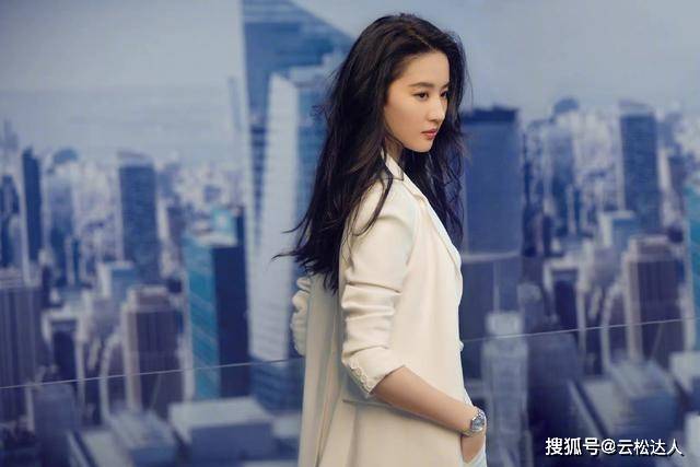 感觉 刘亦菲越来越美，一身白色西装展现出飒爽英姿，很有女总裁范儿