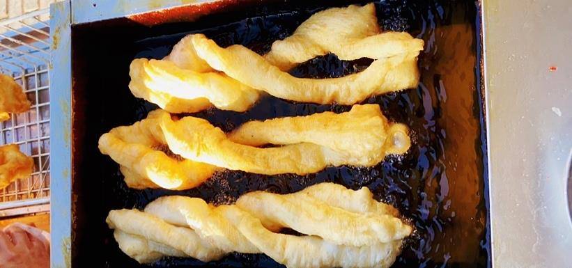 食欲|宁夏早餐店油条,空心酥脆,形状和麻花一样个性,配上豆腐脑美味