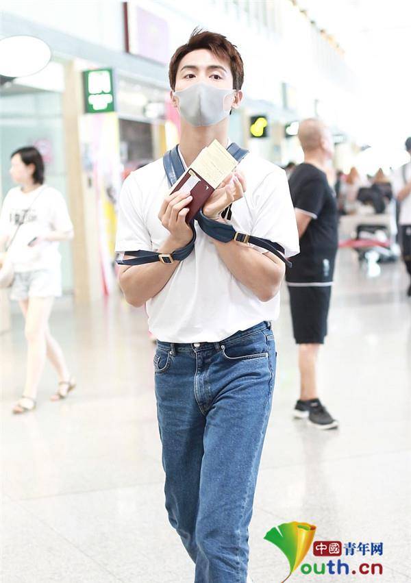 双肩包 马天宇穿白T配牛仔裤青春阳光似不受争议影响