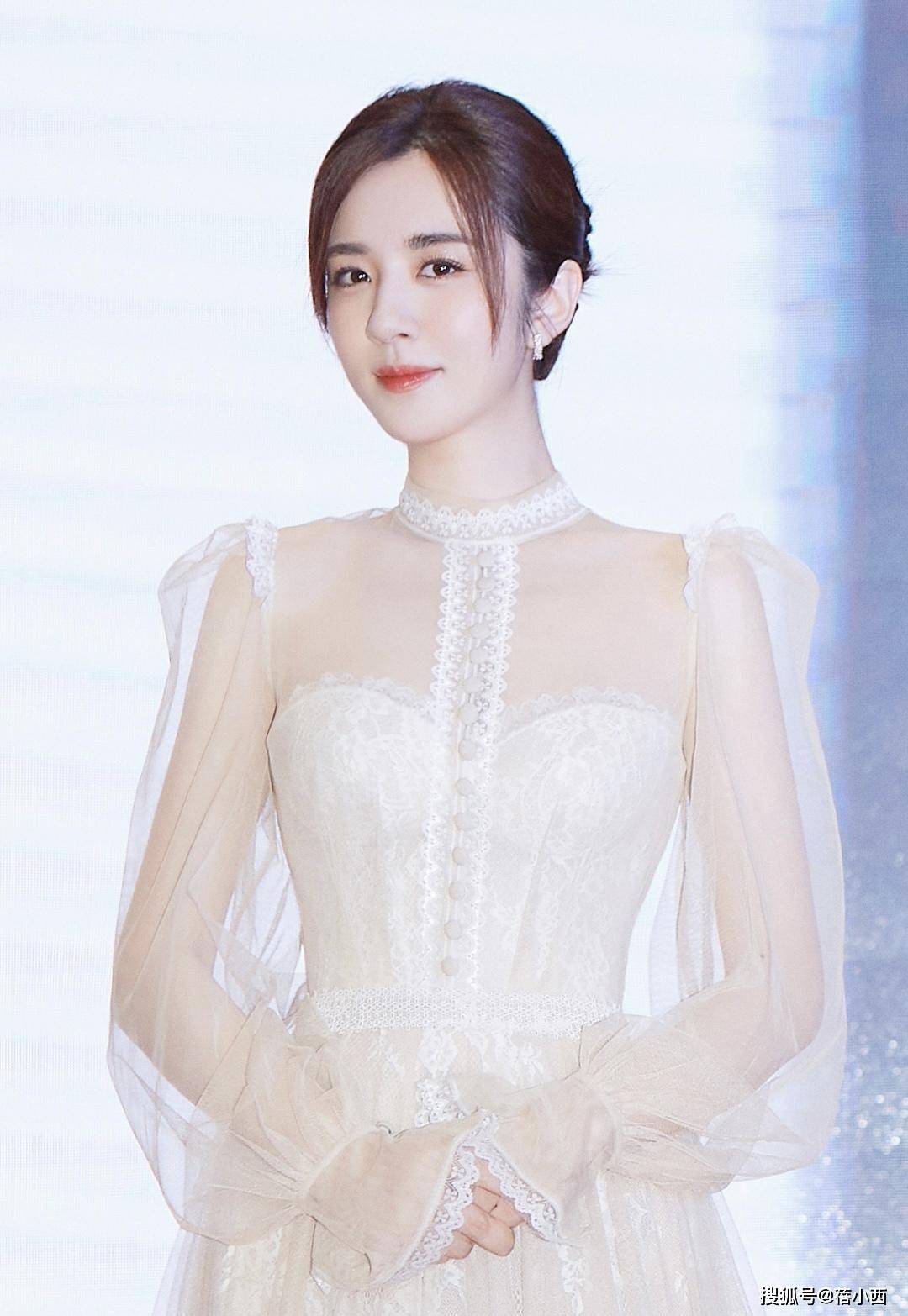 魅力 王晓晨的“饱满身材”真馋人，穿粉色斜肩裙，和老外同框美得惊艳