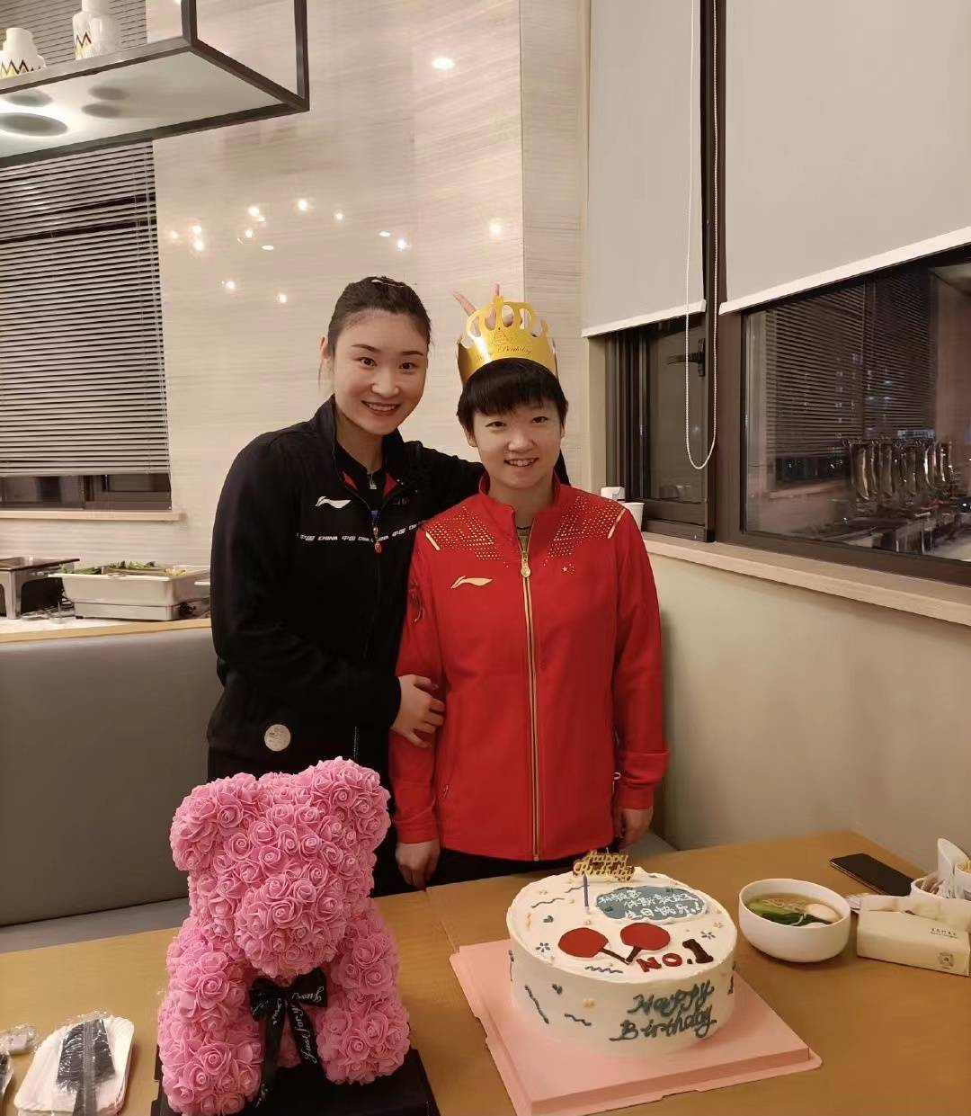 孙颖莎|国乒将帅为孙颖莎庆生！孙颖莎吃长寿面，合影李隼，美女队友抢镜
