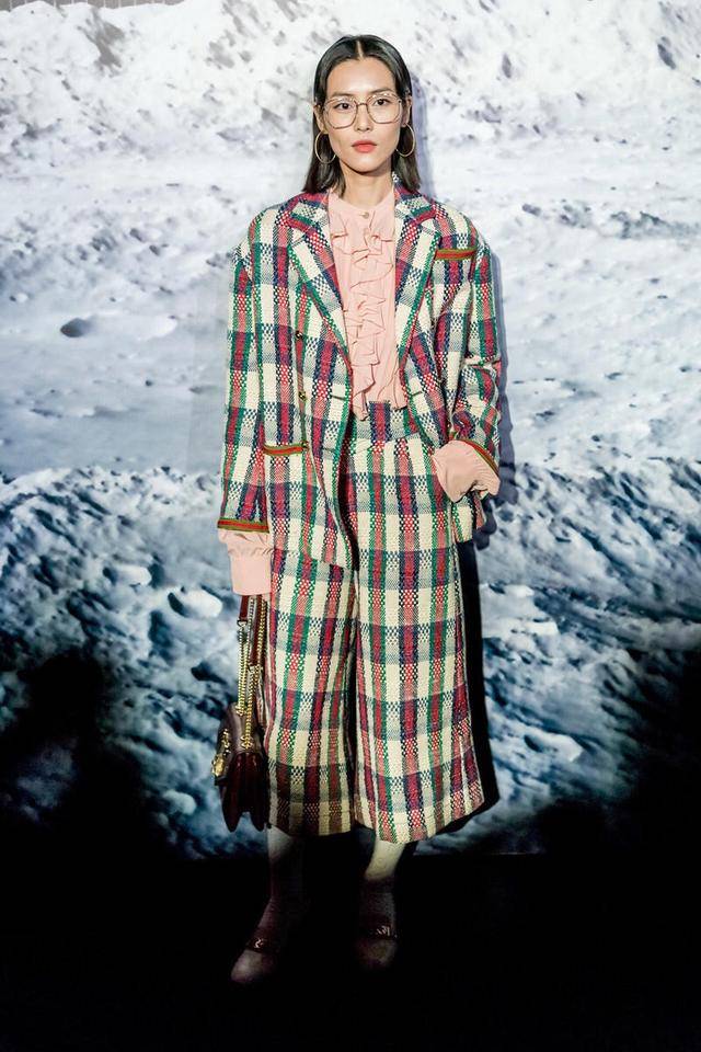 宫廷风 刘雯真不愧是超模!格纹西装搭配粉色衬衫复古摩登,颇具宫廷风