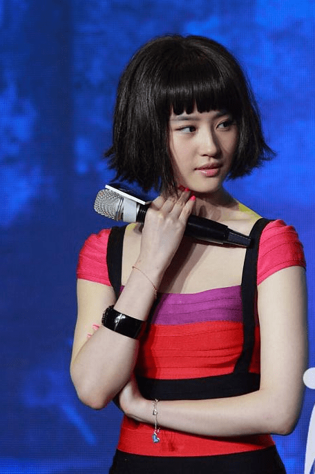 双颖“黑长直”惊艳众人的12位女星，双颖甜美娜扎性感，王祖贤难超越