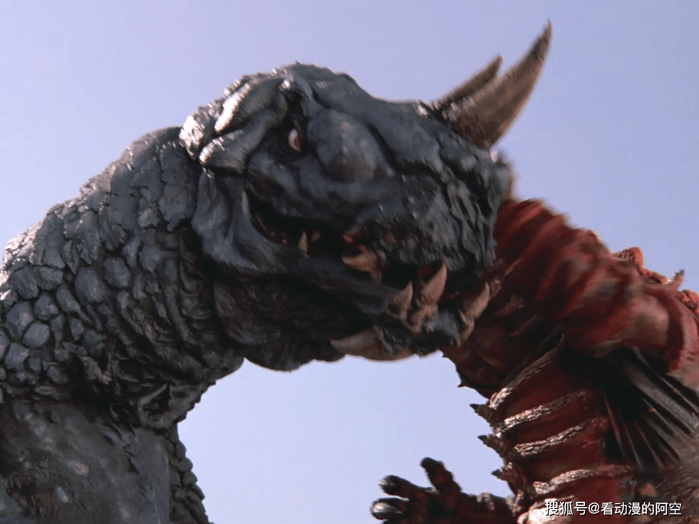 最初阿勃拉斯与巴尼拉展开了势均力敌的战斗,但科学特搜队将巴尼拉