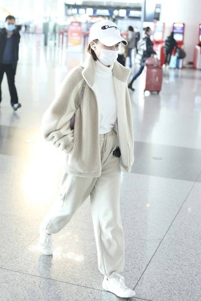 真名 何超莲才是真名媛，紧身上衣+阔腿裤好精致，秀出了身材还显高级