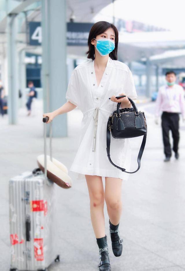 身材 乔欣终于秀身材!身穿白色V领连衣裙清新优雅,大长腿实力抢镜