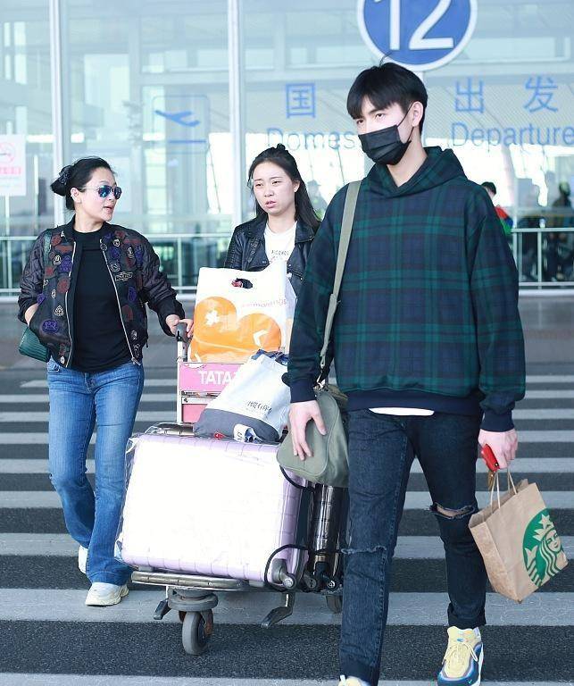 感觉 陈红穿貂绒外套出门,气质太有阔太范,连陈凯歌都没她抢镜