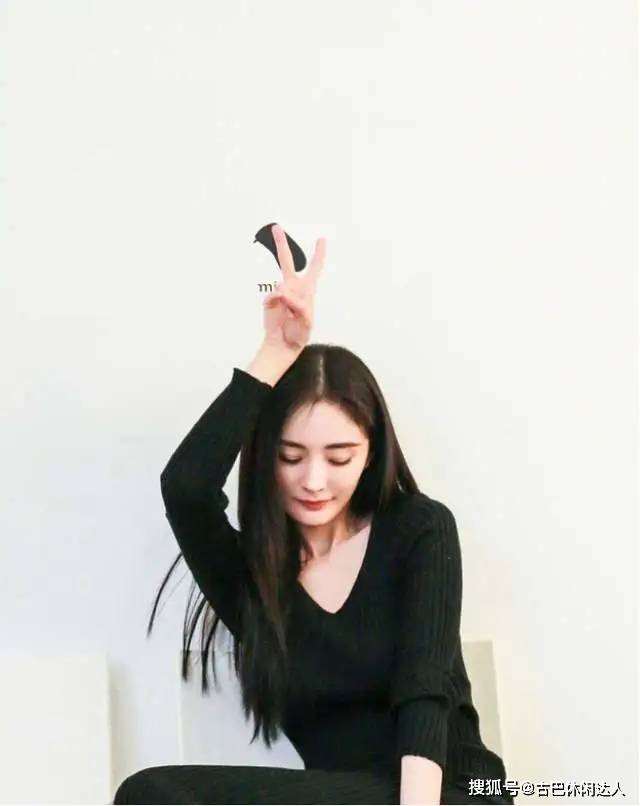显得 秋冬外套里面穿什么？参考这几款经典内搭，减龄温柔又显高级