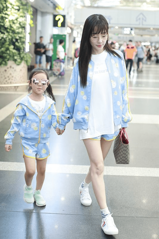 中年人 40岁的李小璐真不像中年人，穿蓝色印花衣如同少女，扮嫩好成功