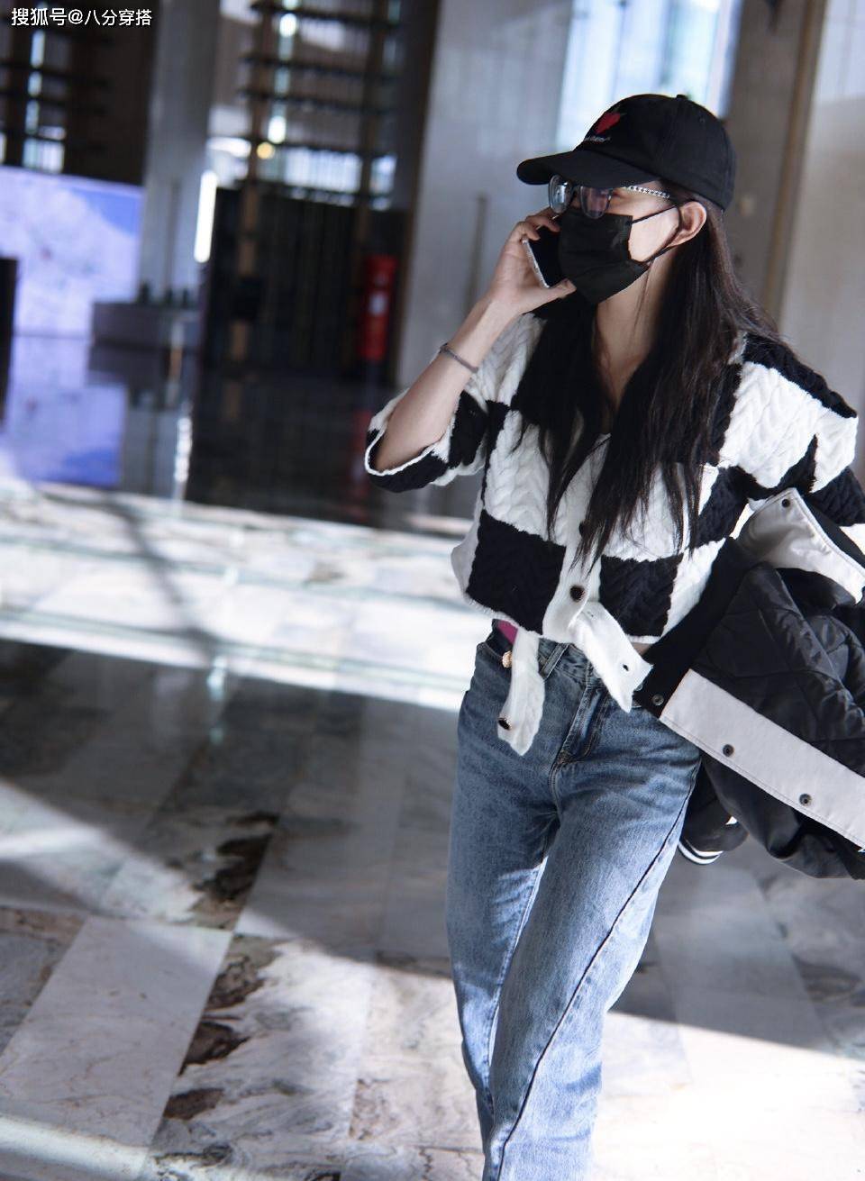 白卫衣 徐璐私服太时尚,白卫衣配牛仔裤都如此时髦,看起来像18岁的少女