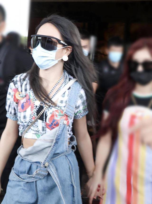 设计 谢可寅又不好好穿衣，穿露腰装秀身材，背带裤只扣半边好个性