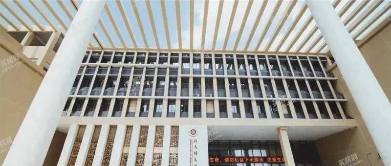 泰丰牧马湖项目围绕原生湖泊而建,产品涵盖别墅,小高层,超高层等多种