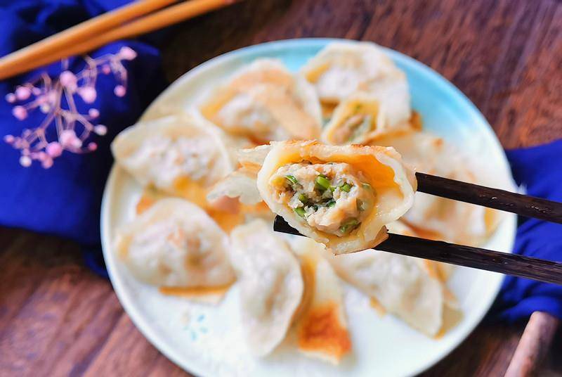 做法|秋凉了，韭菜苔馅做煎饺，鲜嫩多汁太香了，我家隔三差五做