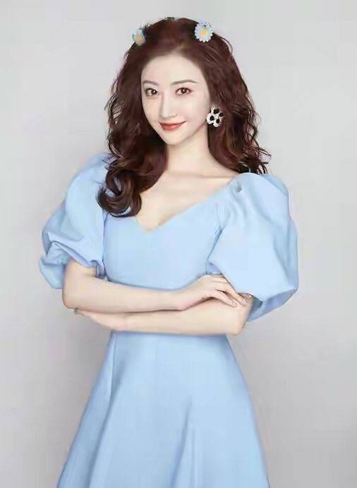 景甜 景甜在国外挺“招摇”,穿流苏透视裙配脏辫,看着花哨却有高级感