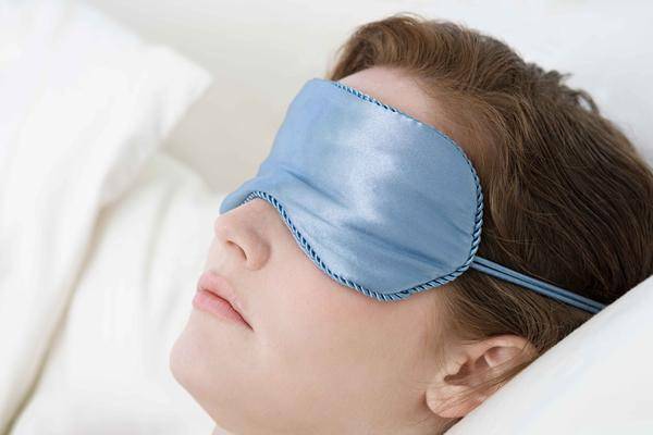 眼睛酸胀干涩，即便不是干眼症，也用眼过度了，4个妙招或能缓解